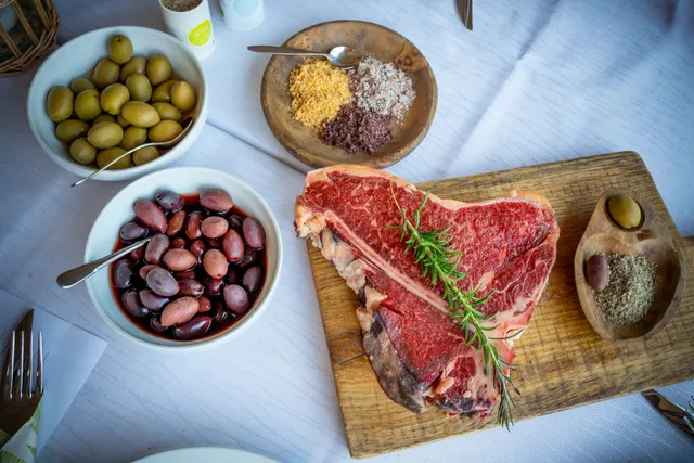 TBone Steak auf einem Holzbrett
